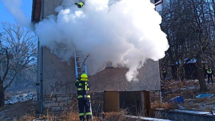 Hasiči ve středu likvidovali požáry domů v Horní Lidči a Bystřici pod Hostýnem
