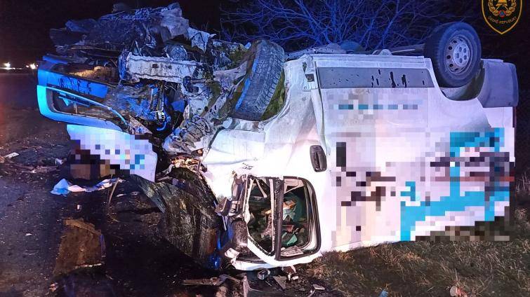 Nehoda dodávky a dvou osobáků u Kunovic si vyžádala tři zraněné