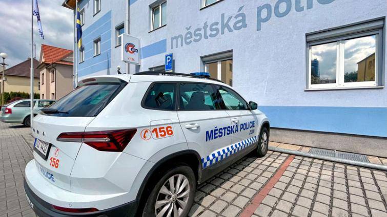 Muž ukradl trenýrky a deodorant, mladá žena vypila láhev rumu přímo v prodejně