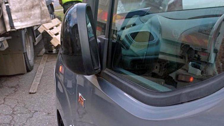 Opilého bezdomovce nepustili do ubytovny. Vztek si vybil na zaparkovaných autech