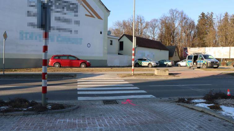 Osmnáctiletý řidič srazil ve Slavičíně chodkyni. Utrpěla těžká zranění