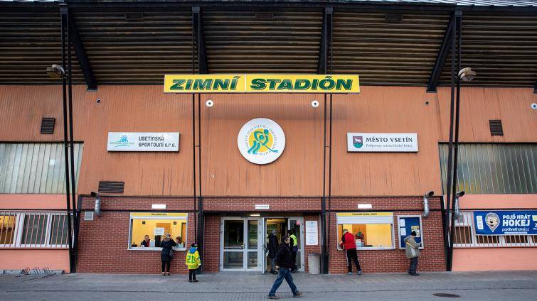 Hokejový fanoušek počmáral bezpečnostní kameru. Při dalším utkání ho zadrželi kriminalisté