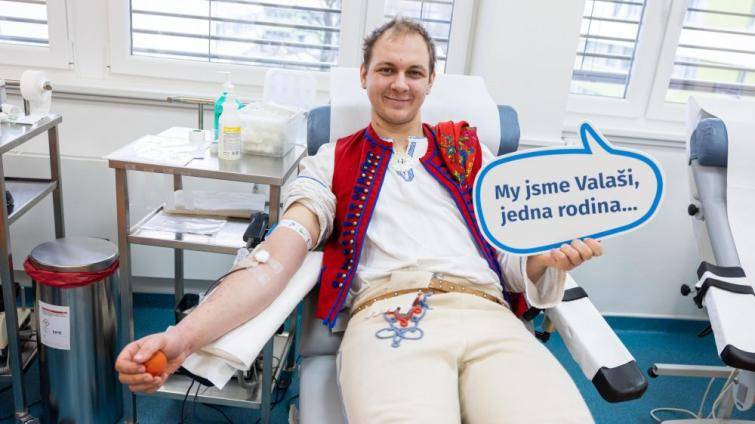 Valašští folkloristé přišli hromadně darovat krev, vznikla i hymna