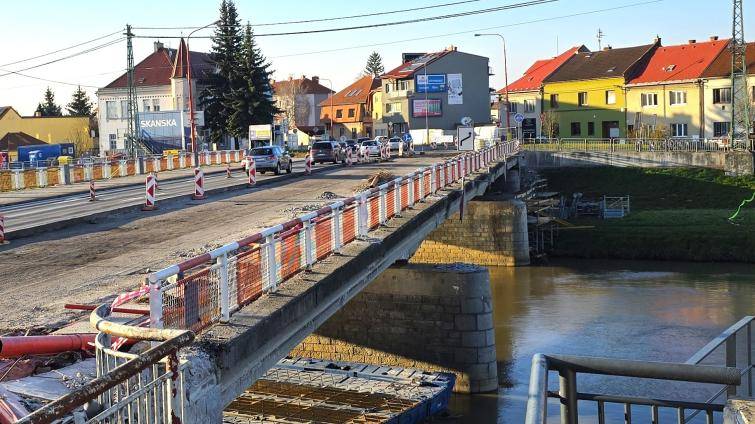 Dopravní kolaps se nekonal. Rekonstrukce mostu v Uherském Hradišti jde podle plánu