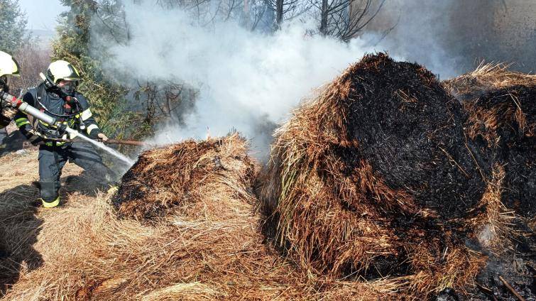 Hasiči řešili během neděle jeden požár za druhým