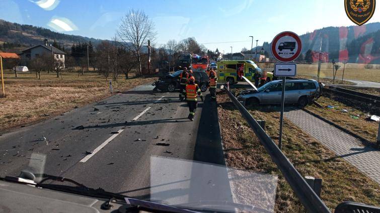 Po srážce dvou osobáků v Halenkově zůstali čtyři zranění