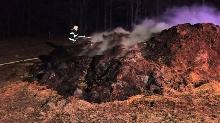 Hasiči likvidovali požár slámy ve Štítné nad Vláří. Hrozilo šíření do lesa