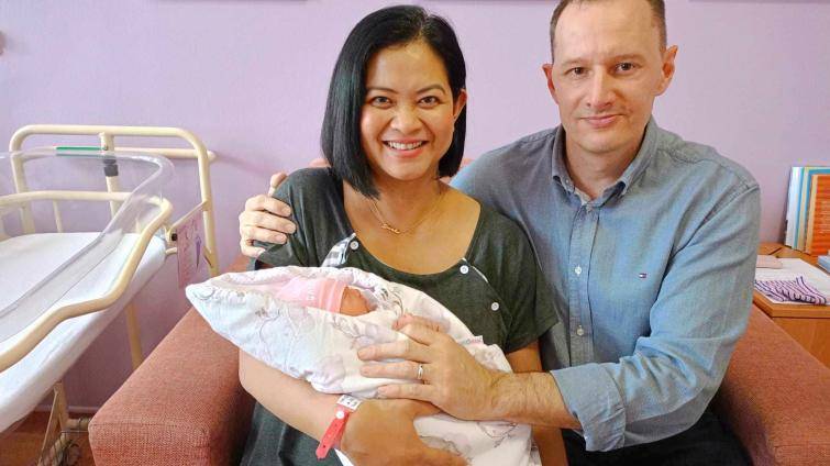 Filipínka cestovala tisíce kilometrů, aby porodila ve Valašském Meziříčí