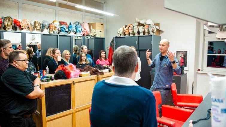 Noční prohlídky zákulisí nebo společné foto s herci. Slovácké divadlo oslaví Noc divadel