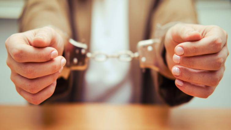 Mladý zloděj kradl v nákupním centru ve Zlíně alkohol. S lupem daleko nedošel