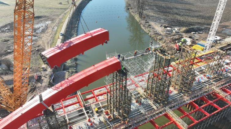 Na dálničním mostu u Napajedel začali stavbaři osazovat ocelový oblouk