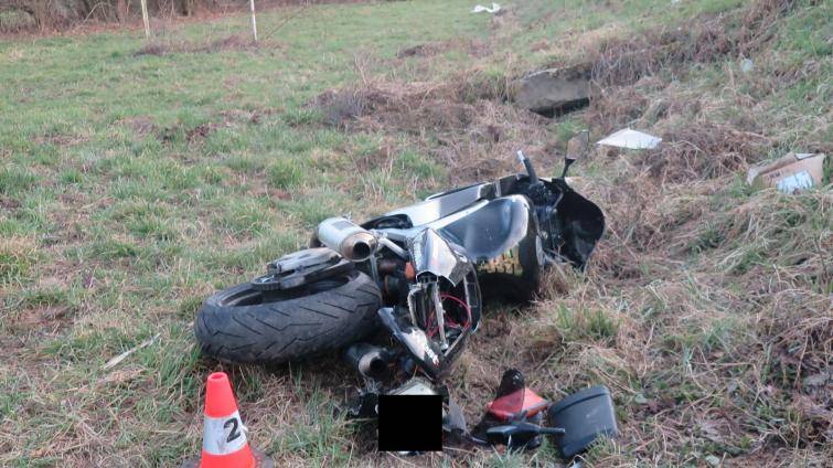 Řidič osobního vozidla srazil motorku a od nehody ujel. Policie prosí o pomoc