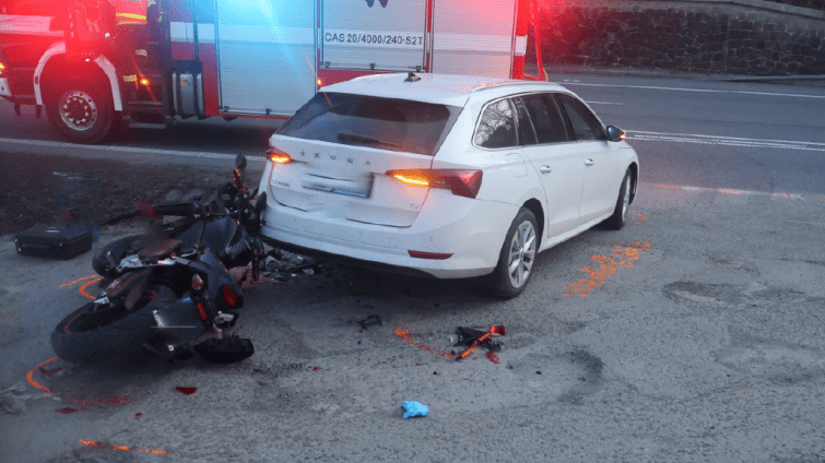 Dvě nehody motorkářů během víkendu. Jedna řidička utrpěla vážná zranění