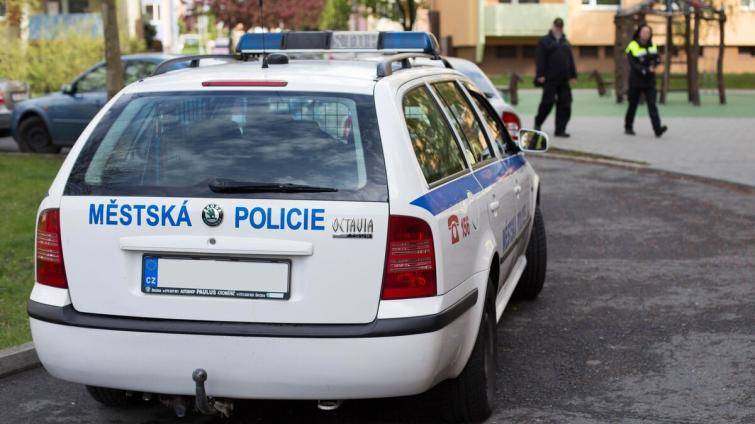 Po rvačce v centru Kroměříže skončil muž ve výloze obchodu