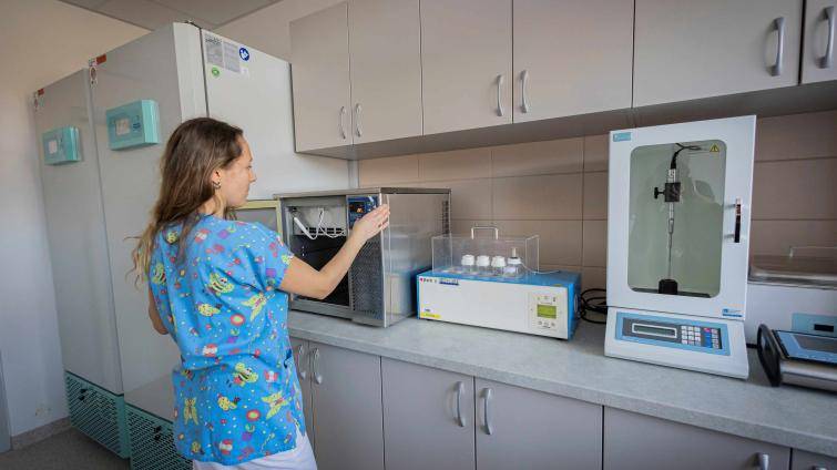 Zlínská porodnice má nové špičkové vybavení pro uchovávání mateřského mléka