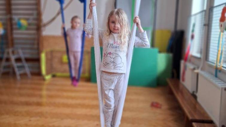 Děti v mateřské škole na Kudlově už cvičí i fly jógu