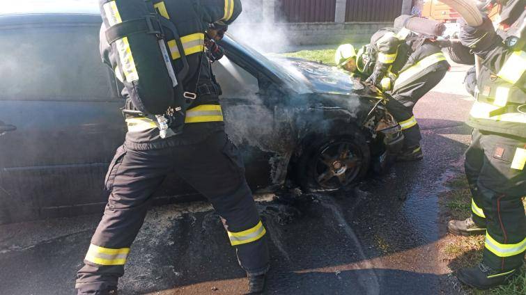 Ve Zlíně začalo za jízdy hořet osobní vozidlo. Řidička s malou dcerou stihly včas vystoupit