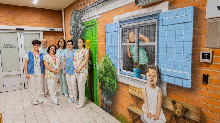 Vstup na dětské oddělení KNTB zdobí unikátní graffiti od ProroKa. Jak se vám líbí?