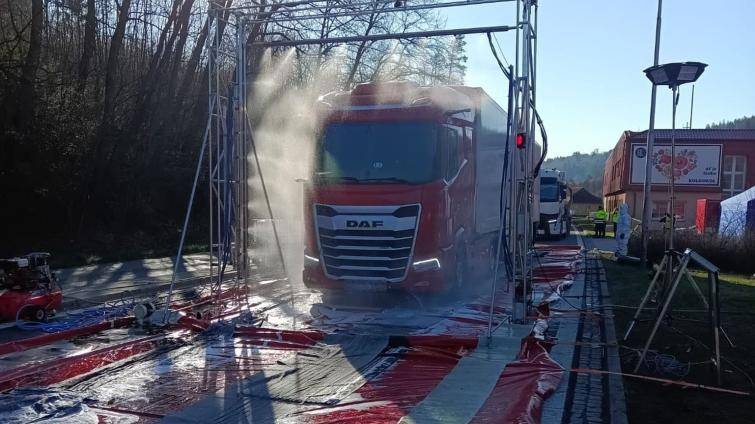 Na hranicích ve Starém Hrozenkově projíždí vozidla nad 3,5 tuny dekontaminačním rámem