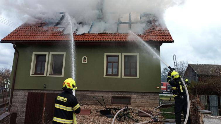 V obci Vysoké Pole hořel rodinný dům. Ženě s dítětem pomohl ven soused
