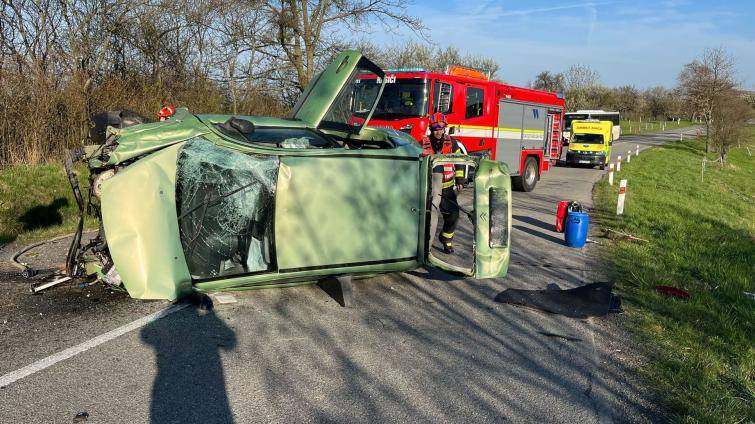 Na Pinduli vyletělo auto ze silnice a narazilo do stromu. Dva muži skončili v nemocnici