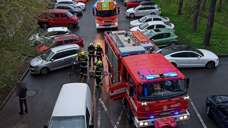 Při požáru bytu v Uherském Hradišti se muž nadýchal kouře. Skončil v nemocnici