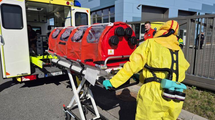 Mimořádné taktické cvičení v Otrokovicích: Biohazard týmy simulovaly nebezpečnou nákazu z Afriky