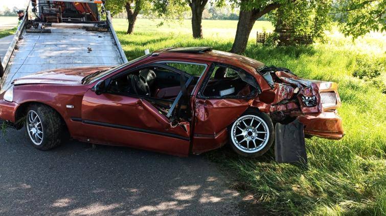 Osobní vozidlo narazilo u Skaštic do stromu. Zraněného řidiče vyprošťovali hasiči