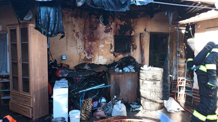 Požár kůlny v Pašovicích se rozšířil i do podkroví domu. Škoda je za 300 tisíc korun