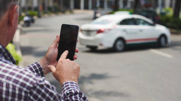 Důvěřivý senior naletěl na podvodný telefonát. Přišel o téměř půl milionu korun