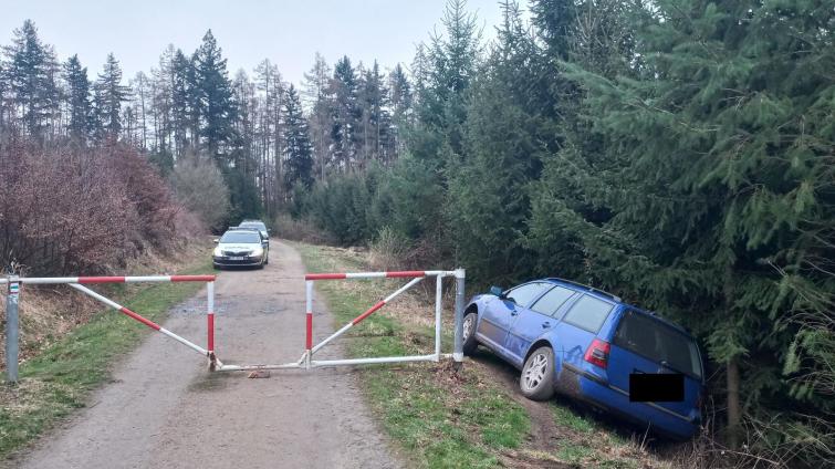 Po honičce s policií v Malenovicích havaroval řidič do příkopu. Zkoušku na drogy odmítl