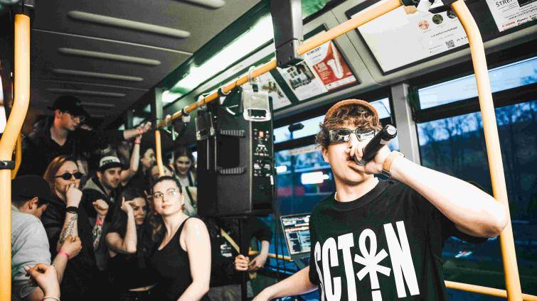 Hudební párty na palubě tří autobusů. Zlínem se opět prožene multižánrový Busfest