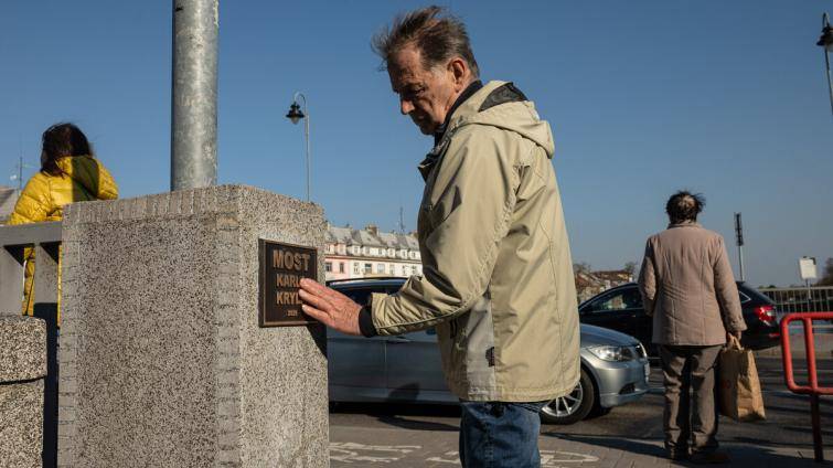 Most přes řeku Moravu v Kroměříži nese nově jméno po Karlu Krylovi