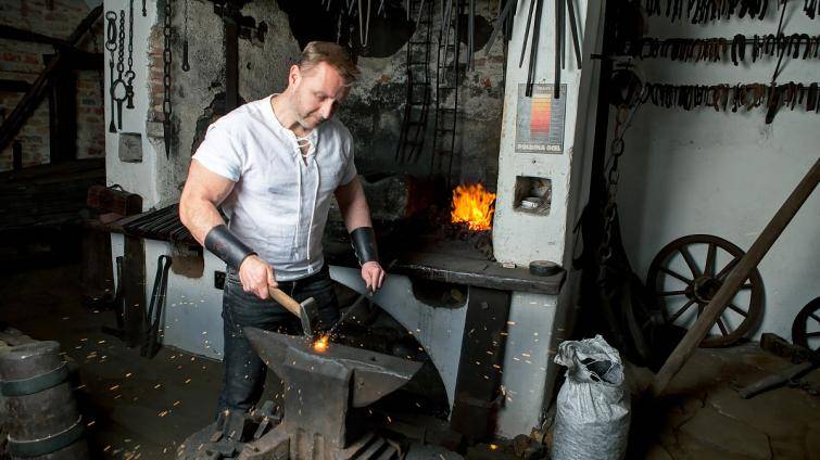 Malé muzeum kovářství v Holešově opět ožívá. Do historické dílny se vrací kovář