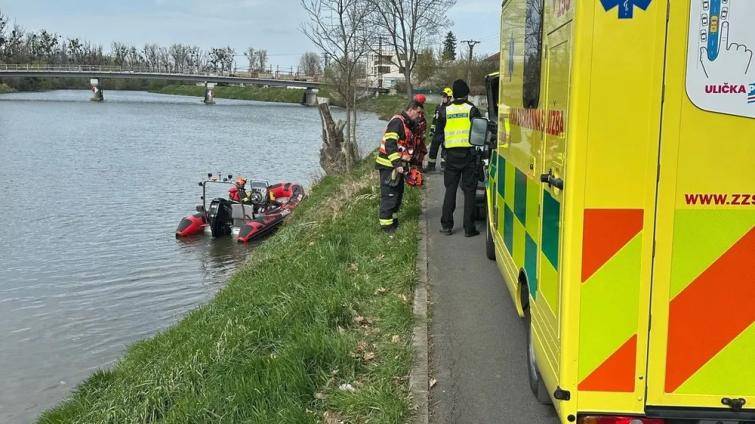 Procházka u řeky se změnila v boj o život. Silně podchlazeného muže lovili z vody hasiči