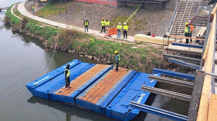 K opravě páteřního mostu v Uherském Hradišti poslouží speciální pontony