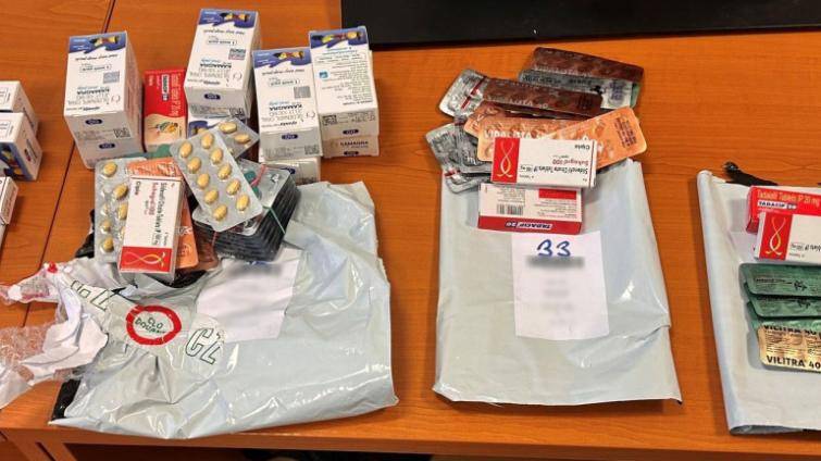 Zásilky s léky na podporu mužského libida skončily v rukou celníků. Navíc šlo o padělky