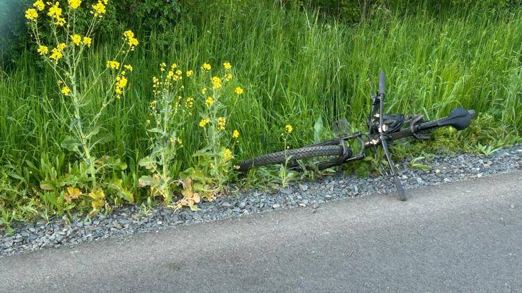 Dvanáctiletého cyklistu srazilo osobní vozidlo. Zachránila ho přilba