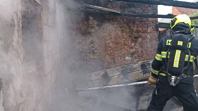 Požár rodinného domu ve Slušovicích dal hasičům pořádně zabrat
