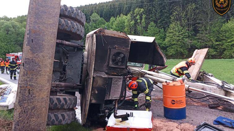 Po nehodě na D55 skončil řidič uvězněný v převráceném autě. Silnici u Valašské Polanky uzavřel pád bagru