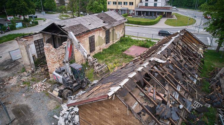 Revitalizace prostoru před vlakovým nádražím v Rožnově začala demolicí čtyř budov