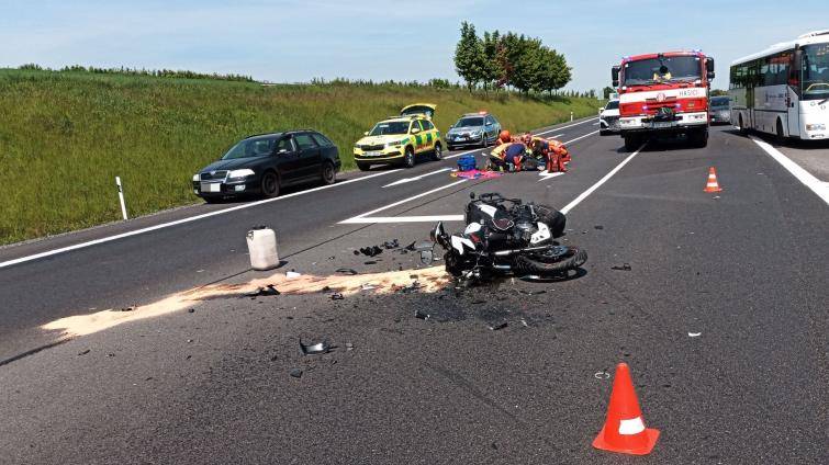 Po srážce s osobním vozidlem u Uherského Brodu utrpěl motorkář vážná zranění