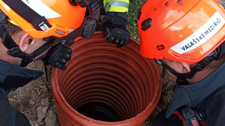 Hasiči zachraňovali kočku z kanalizační šachty. Na pamlsky ji nenalákali