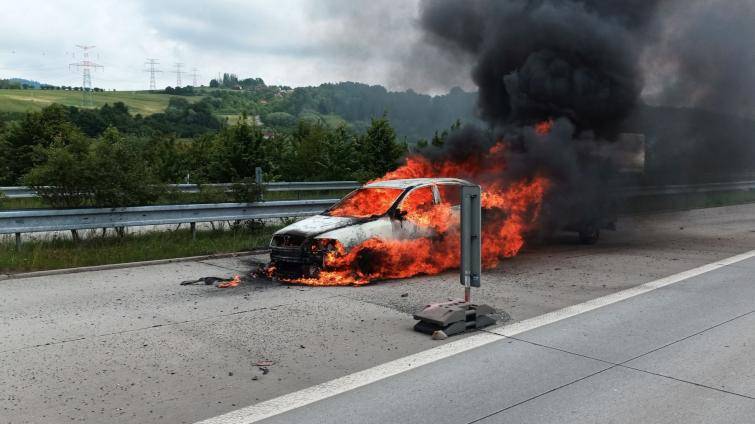 Automobil začal krátce po natankování hořet za jízdy. Při příjezdu hasičů už byl celý v plamenech