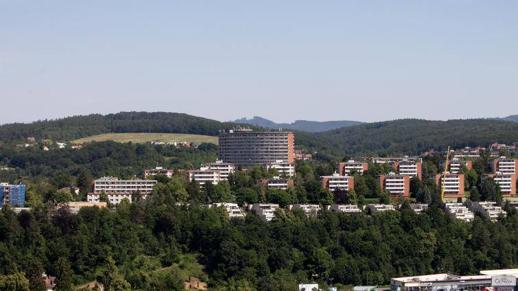 Centrální část sídliště Jižní Svahy se dočká zástavby. Město nyní chystá soutěž