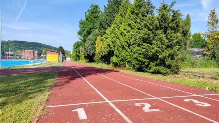 Komplexní přestavba sportovního areálu v Otrokovicích pokračuje. Na řadě jsou běžecké dráhy a basketbalové hřiště