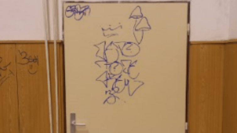 Mladík při čekání na vlak počmáral všechno, co mu přišlo pod ruku