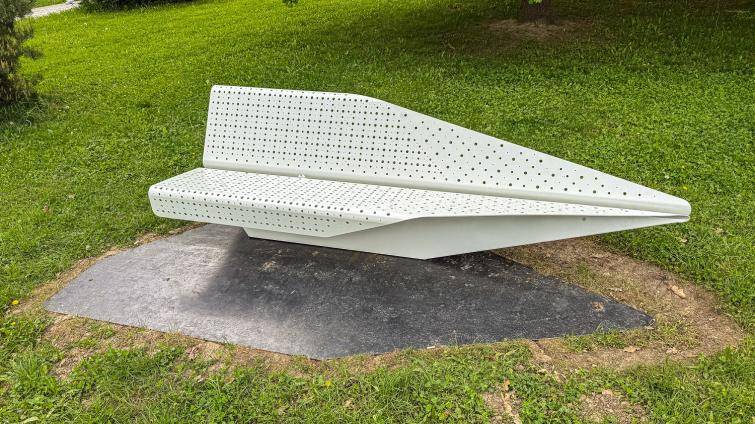 Na Gahurově prospektu přibylo 10 nových laviček. Připomínají papírové vlaštovky