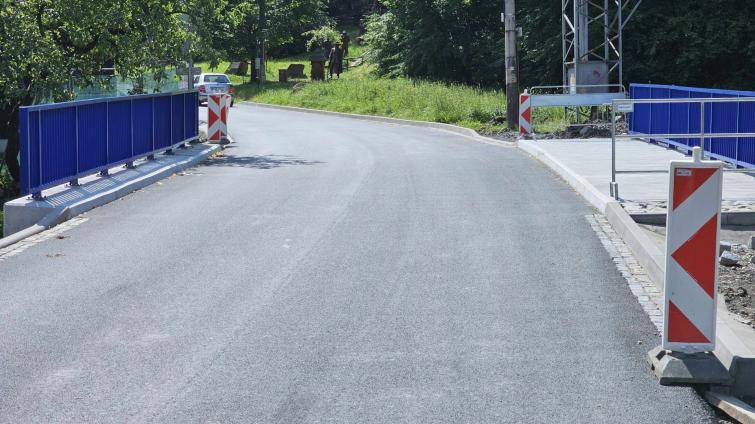 Konec rok trvající objížďky: Nový most ve Velkých Karlovicích už slouží řidičům