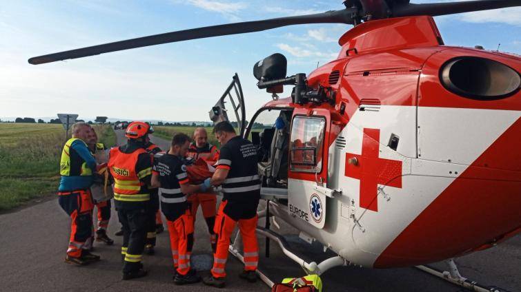 V Němčicích se srazila dodávka s motorkou. Na místo letěl vrtulník